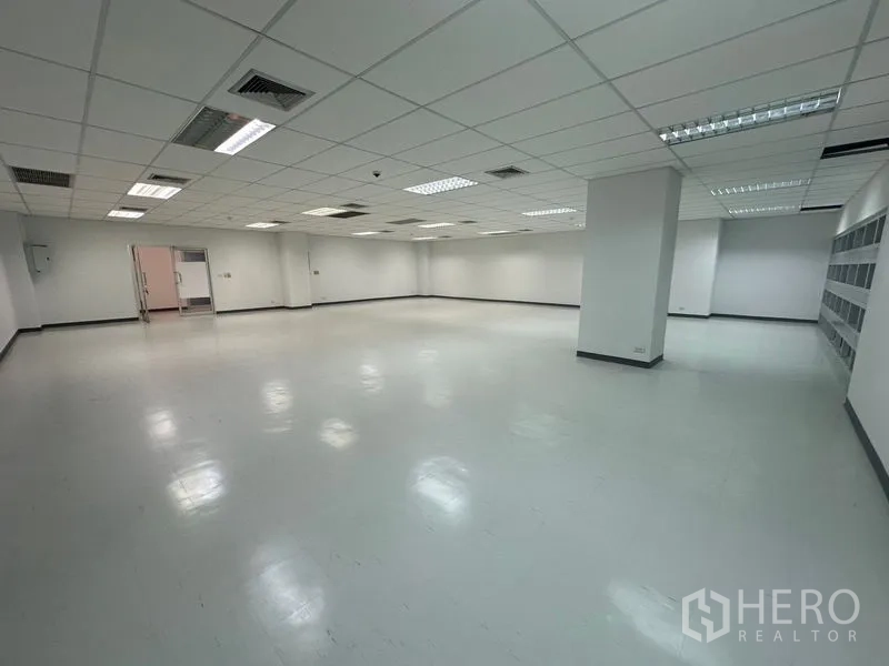 办公空间 出租在Bang Rak, Bangkok - 开放式工作区，吊顶照明与空调，侧面双开门通往服务区。