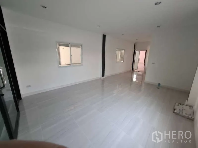 Warehouse for rent or sale in Bang Phli, Samut Prakan - Spacious ground-floor office with glossy tiles and multiple windows.
