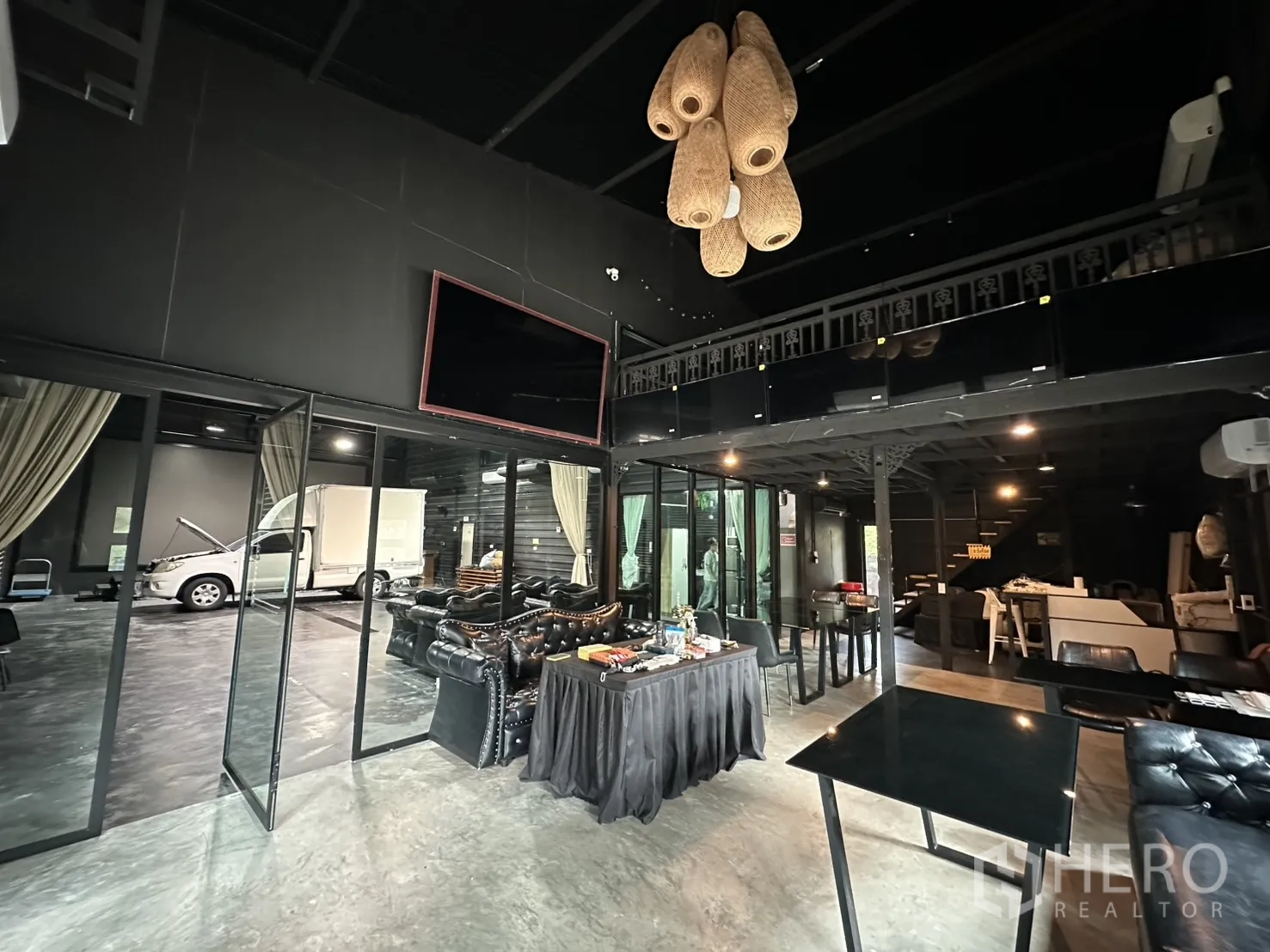 Warehouse for rent in Phra Khanong, Bangkok - Reception and lounge area with glass walls beneath the mezzanine.