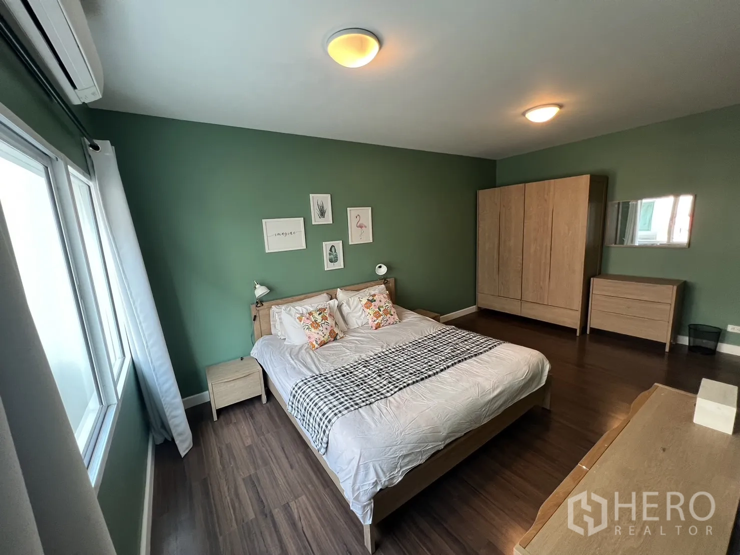 联排别墅 for rent in Suan Luang, Bangkok - 绿色主题卧室，带衣柜与床头柜。