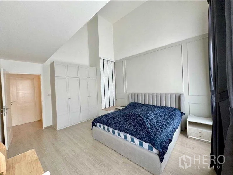 Townhouse for rent or sale in Prawet, Bangkok - Spacious master bedroom with fitted wardrobes and high ceilings.