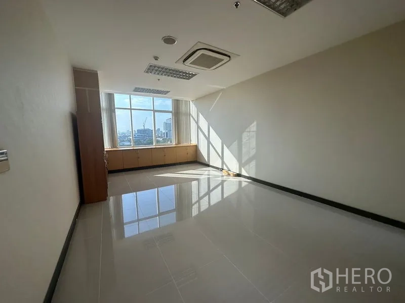 办公空间 出租在Suan Luang, Bangkok - 独立办公室，落地窗采光及城市景观，带低柜。