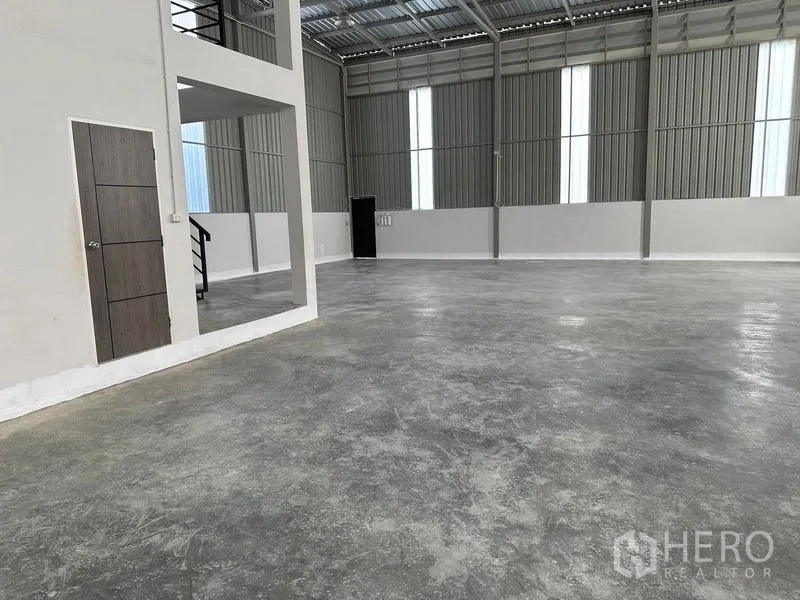 货栈 出租在Lam Luk Ka, Pathum Thani - 仓库内部空间高挑，抛光混凝土地面，采光天窗与夹层办公室