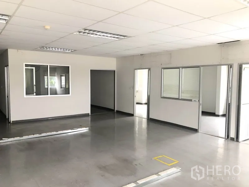 Factory for rent in Phra Nakhon Si Ayutthaya - Clean office room with drop ceiling, windows and sliding doors ready for administration use.