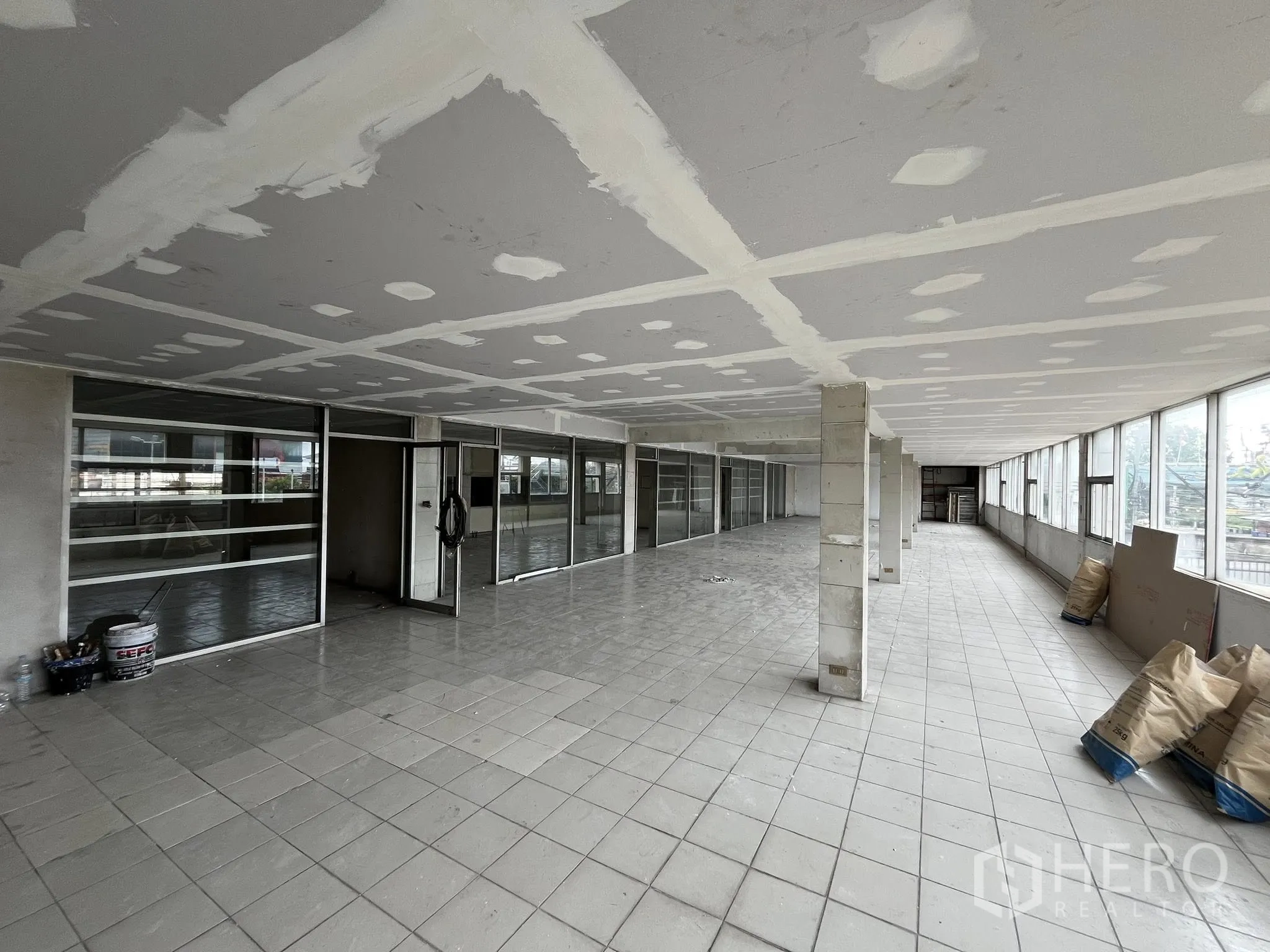 Factory for rent in Phra Pradaeng, Samut Prakan - Second-floor glass-walled office space overlooking the production area.
