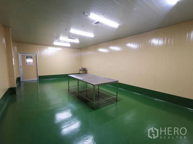 Warehouse for rent or sale in Mueang Samut Sakhon, Samut Sakhon - Alternate view of clean room showing stainless table and side door.