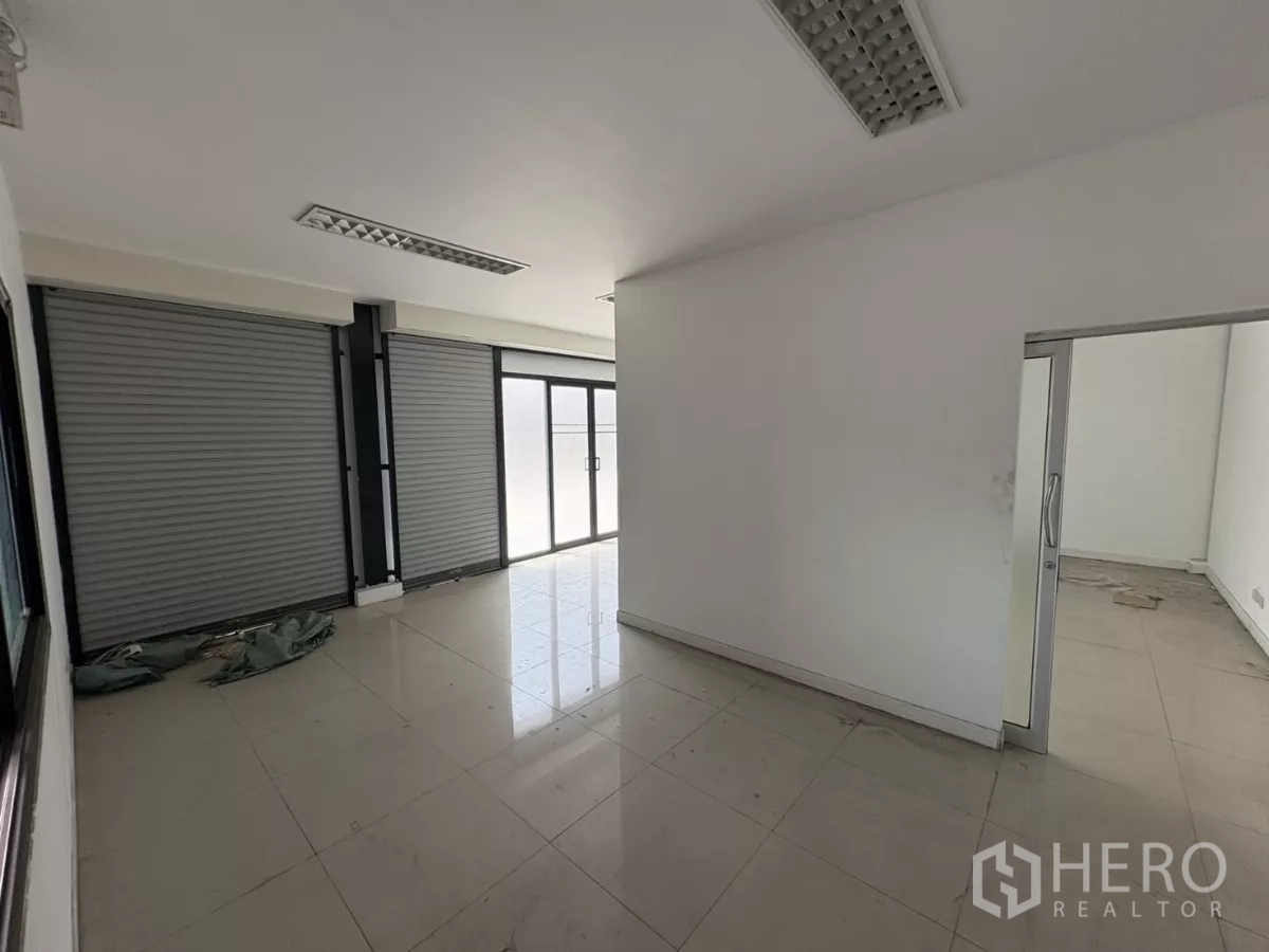 货栈 出租在Bang Phli, Samut Prakan - 一层办公室，瓷砖地面，卷帘与玻璃入口。