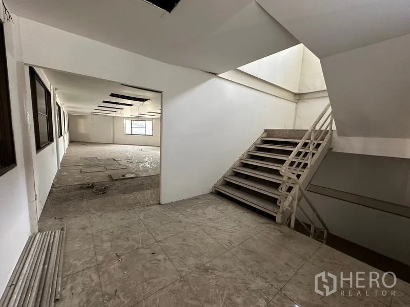Warehouse for rent in Suan Luang, Bangkok - Stairwell and landing leading to upper office level with natural light.