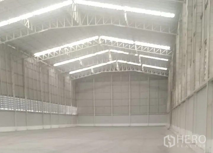 Warehouse for rent in Phra Nakhon Si Ayutthaya - Interior wall with louvered vents providing natural airflow inside the warehouse.