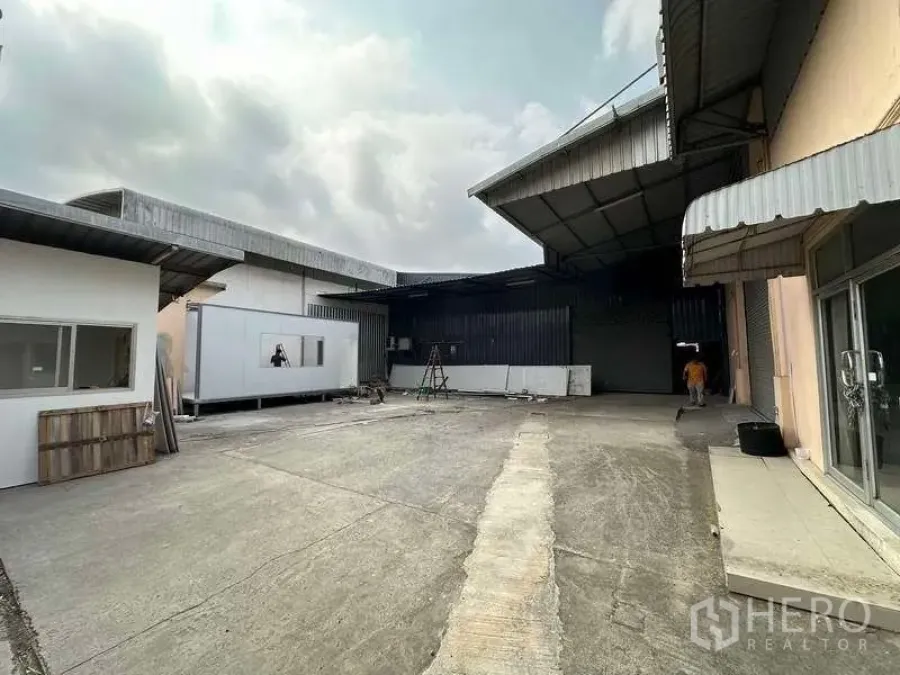 Warehouse for rent in Khlong Luang, Pathum Thani - Spacious warehouse courtyard with covered loading bays and office units.