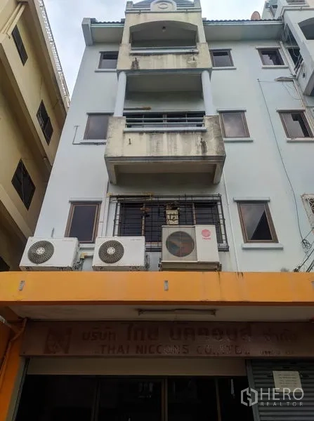 Home Office for rent in Yan Nawa, Bangkok - Street-facing shophouse exterior with balconies and multiple air-conditioning units.