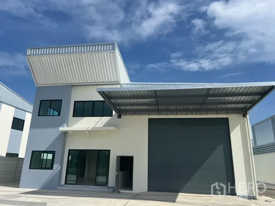 货栈 出租在Bang Phli, Samut Prakan - 仓库正立面，带有覆盖式装卸雨棚与停车作业区。
