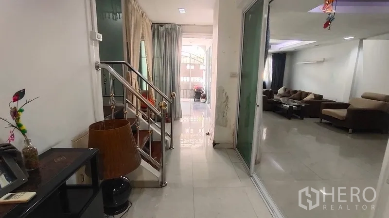 联排别墅 出租在Watthana, Bangkok - 入口走廊，不锈钢扶手楼梯与推拉玻璃隔断。