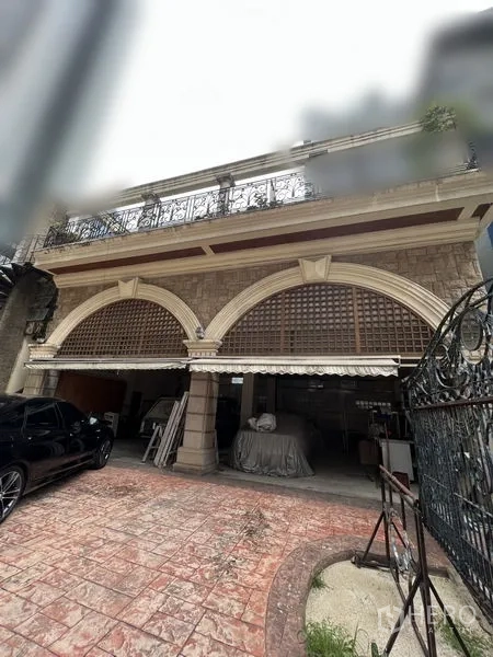Home Office for rent in Huai Khwang, Bangkok - Three-bay carport with arched openings and balcony above the garage.