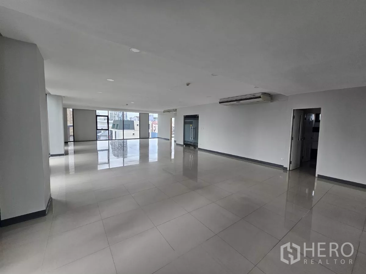 办公空间 出租在Sathon, Bangkok - 宽大的开放式办公楼层，设有通往独立房间的门和临街窗户。