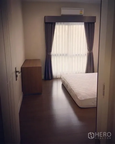 Detached House for sale - Cozy bedroom with window drapes, air conditioner, and low-profile bed.