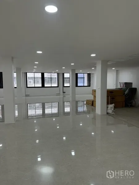 Office Space for rent or sale in Huai Khwang, Bangkok - Spacious office level with columns, big windows and boxes ready for fit-out.