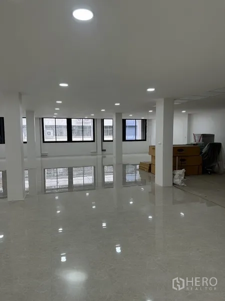 Office Space for rent or sale in Huai Khwang, Bangkok - Spacious office level with columns, big windows and boxes ready for fit-out.
