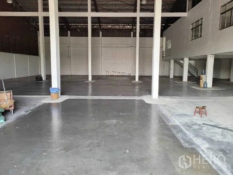 Warehouse for rent in Phra Khanong, Bangkok - Spacious warehouse interior with high ceiling, columns and polished concrete floor