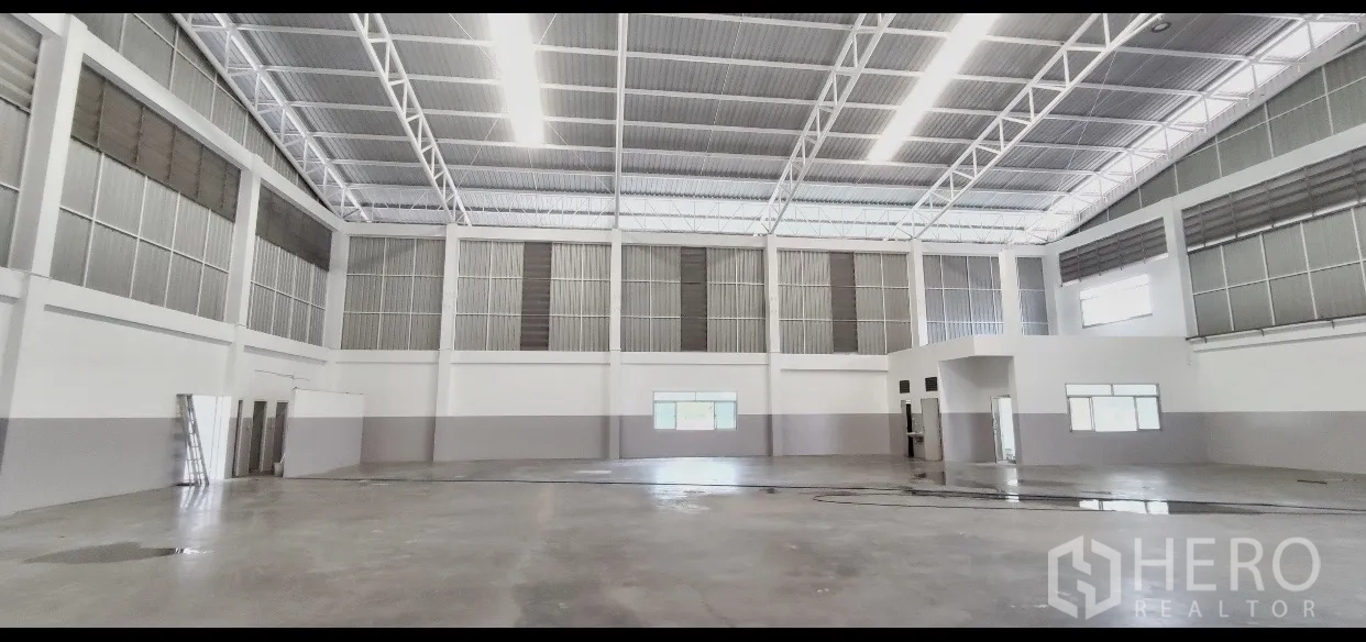 Factory for rent in Mueang Samut Prakan, Samut Prakan - Bright warehouse interior showing clear-span layout and evenly distributed LED lighting.