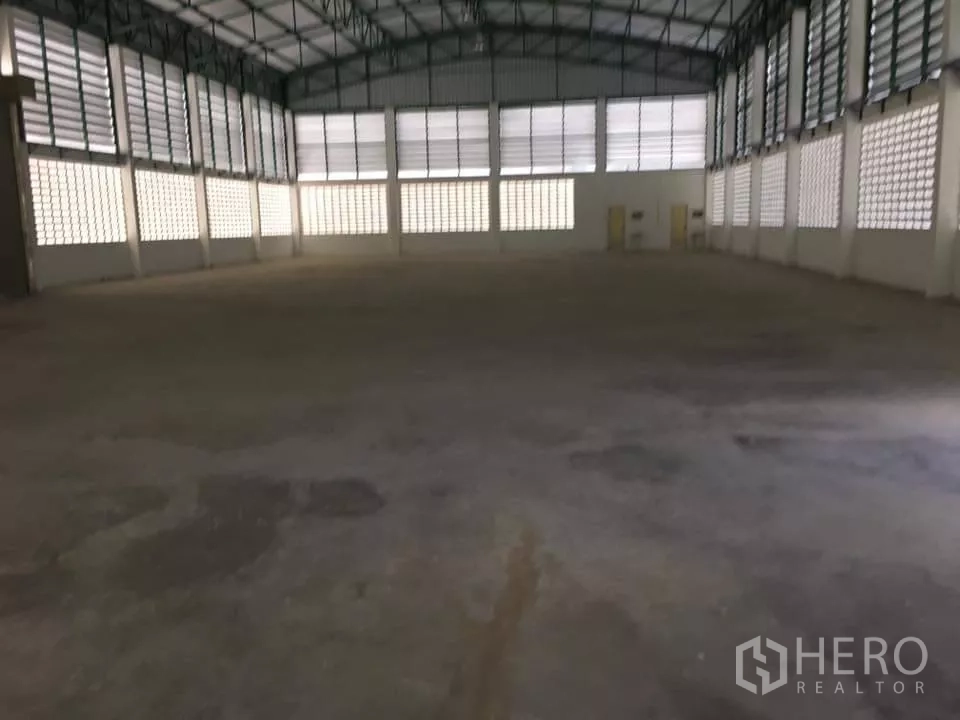 工厂 出售在Mueang Samut Prakan, Samut Prakan - 宽阔厂房，钢桁架高屋顶与通风砖墙。