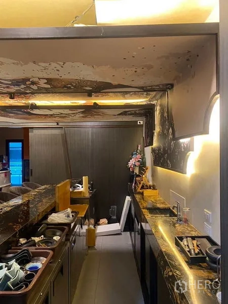 店屋 出租 - 狭长的后吧操作区，背光台面与储物空间。