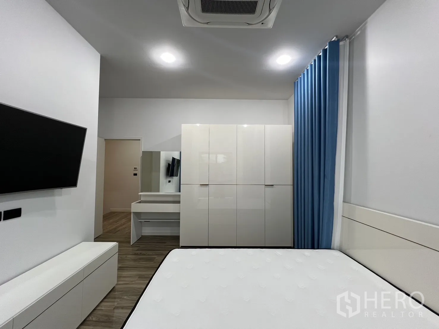 Detached House for rent or sale in Bang Kapi, Bangkok - Bedroom wall with TV, wardrobe and dressing table