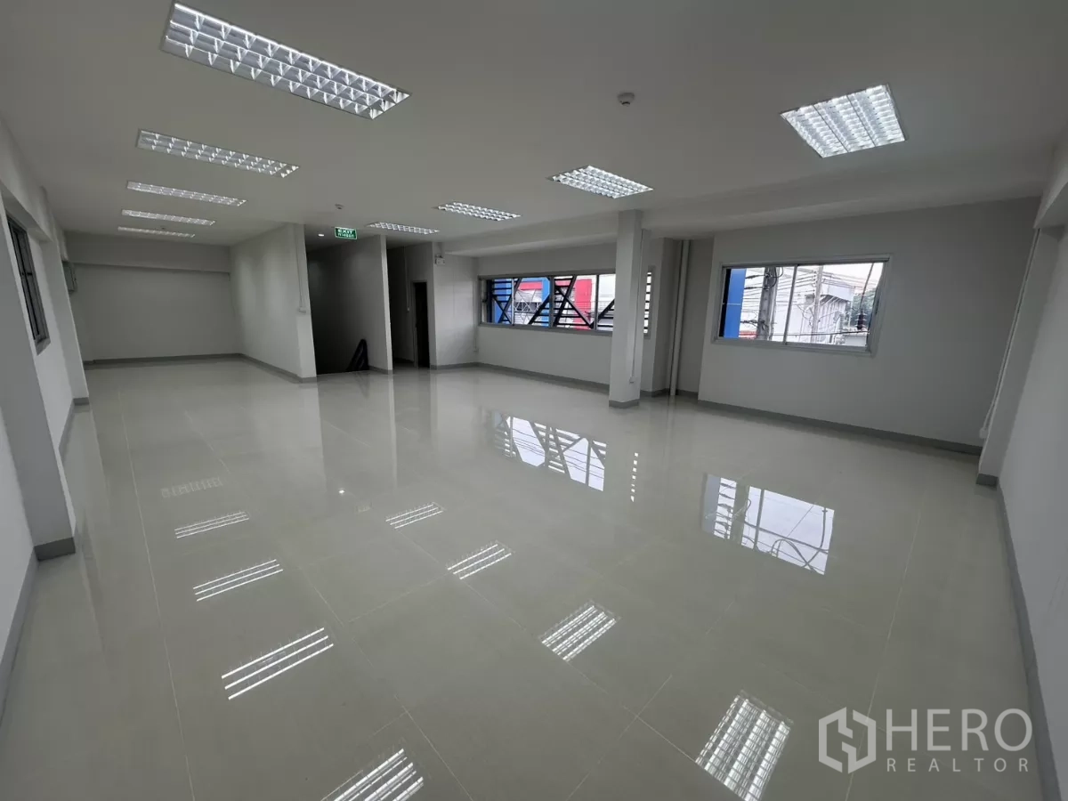 โรงงาน ให้เช่าในBang Phli, Samut Prakan - ออฟฟิศชั้นบนแปลนโล่ง หน้าต่างบานกว้างและไฟฝ้า
