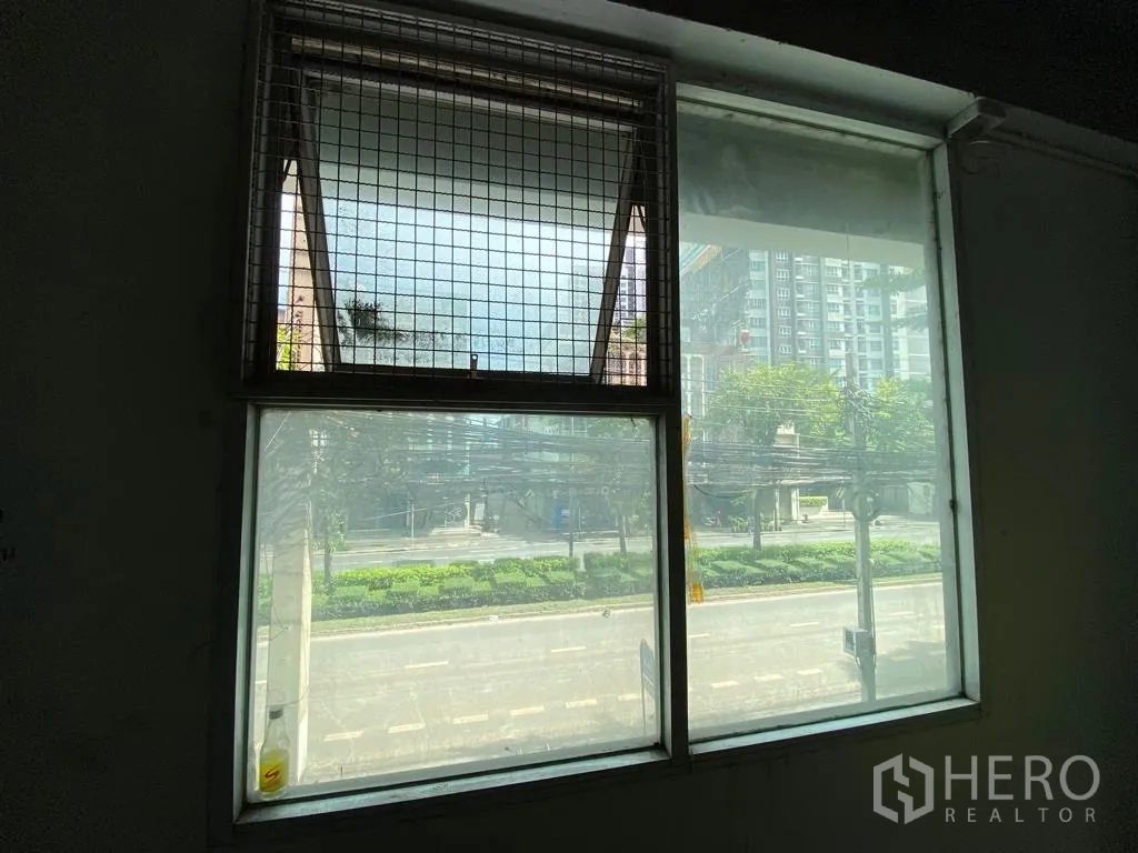 Retail Space for rent in Khlong Toei, Bangkok - Window view to the city street and greenery from inside the retail unit.