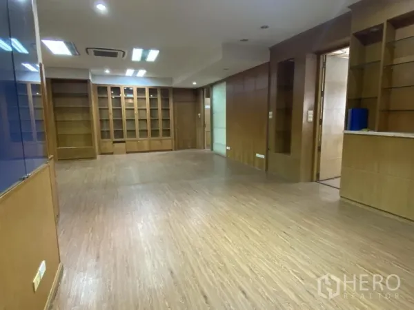 Office Space for rent in Din Daeng, Bangkok - Large workspace featuring wooden cabinetry, downlights and AC ceiling units.