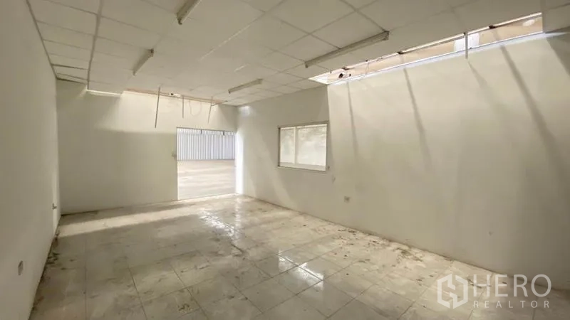 Warehouse for rent in Samut Prakan - Small office or staff room with tiled floor, windows and fluorescent lighting.