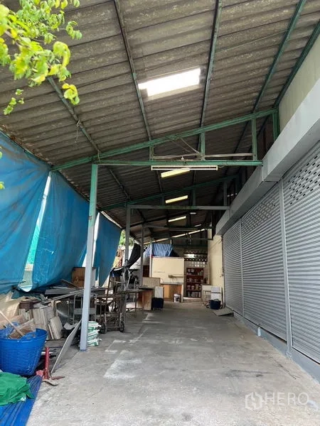 货栈 出租在Khlong Sam Wa, Bangkok - 带顶装卸与作业通道，金属屋面，紧邻卷帘门。