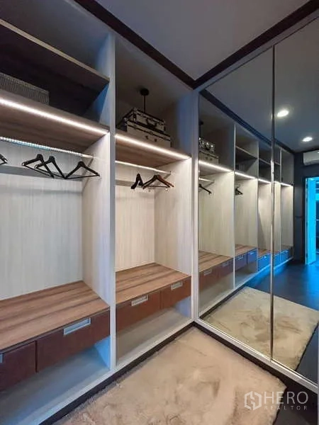 Detached House for rent in Bang Kapi, Bangkok - Walk-in closet with illuminated open wardrobes and full-height mirrored doors.