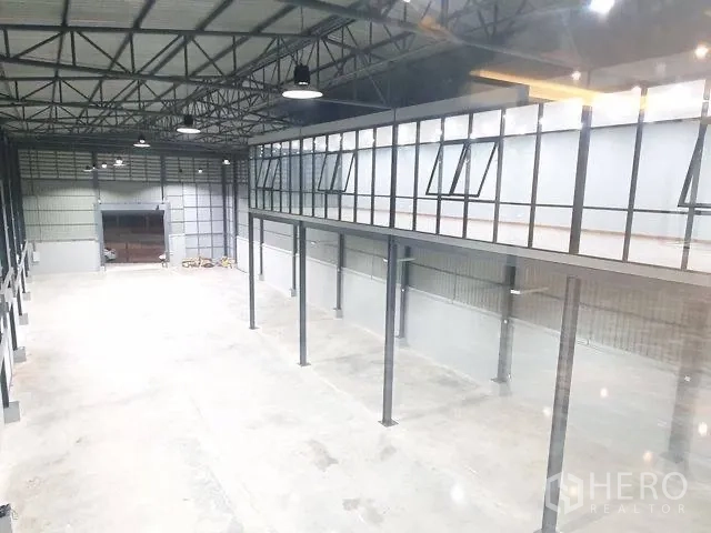 Warehouse for rent in Sai Mai, Bangkok - View from the mezzanine across the warehouse with catwalk and support columns.