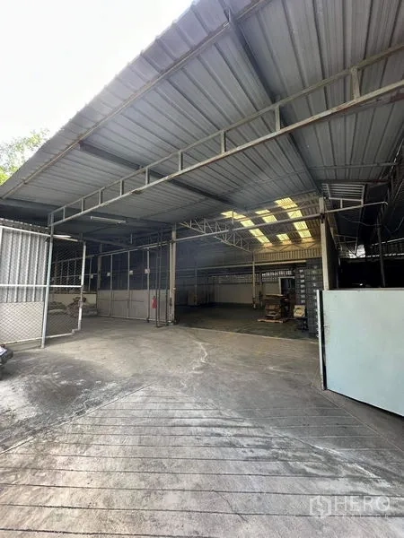 货栈 出租在Yan Nawa, Bangkok - 仓库带金属屋顶的遮蔽装卸区，入口宽敞，混凝土地面。