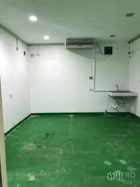 Factory for rent in Bang Phli, Samut Prakan - Utility room with wall-mounted sink, air-conditioning and green epoxy floor.