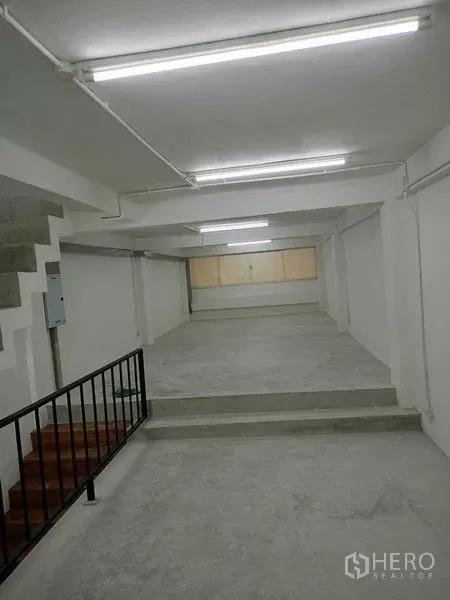 店屋 出租在Watthana, Bangkok - 纵深开放式楼层，台阶式水泥地面与白墙，灯光明亮。