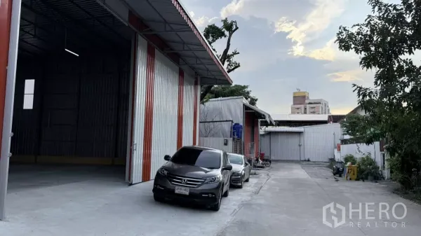 货栈 出租在Wang Thonglang, Bangkok - 仓库侧方通道，静谧院内设有多个停车位与开放装卸口。