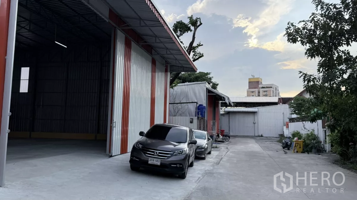 货栈 出租在Wang Thonglang, Bangkok - 仓库侧方通道，静谧院内设有多个停车位与开放装卸口。