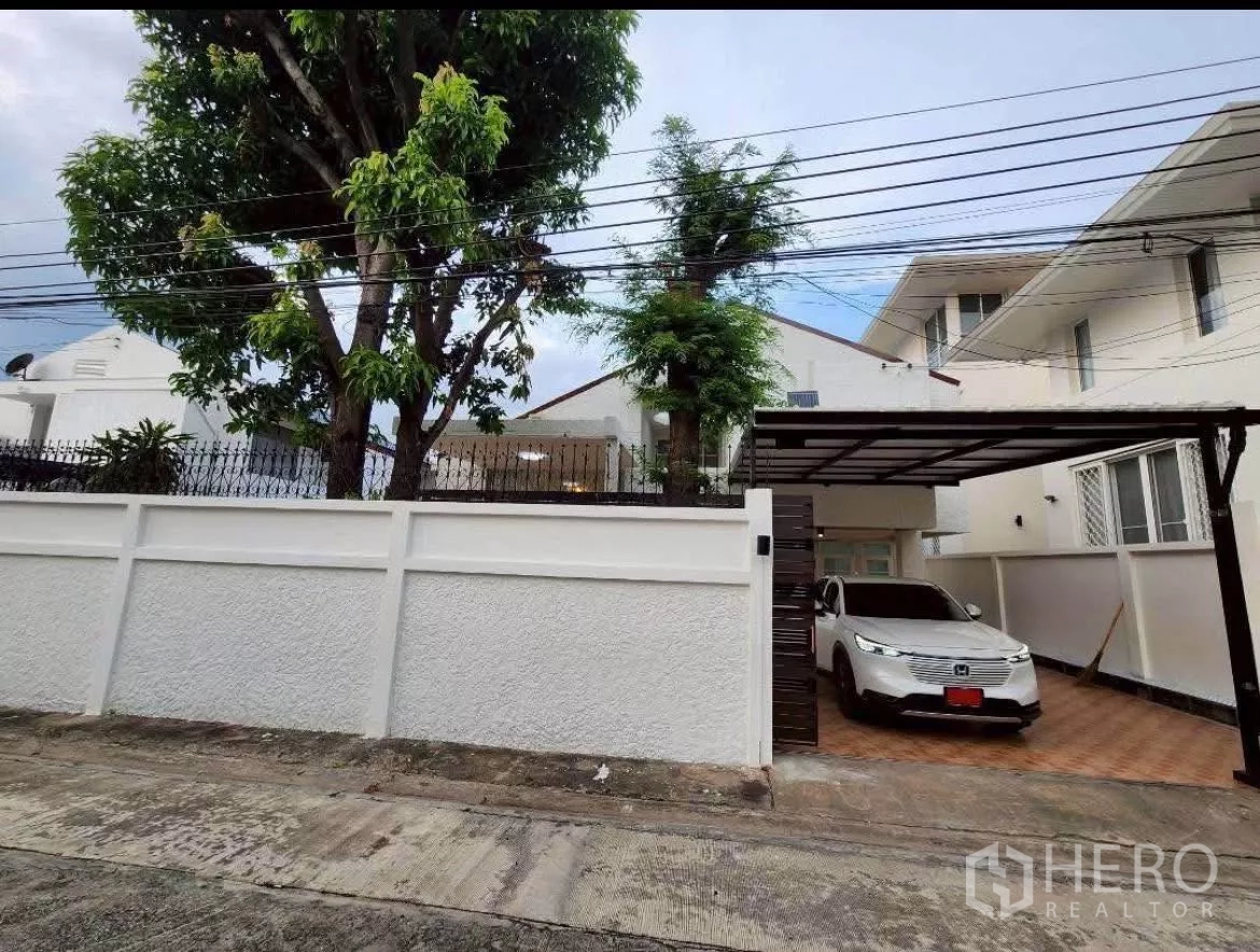 独立式住宅 出租在Huai Khwang, Bangkok - 曼谷辉煌区带大门围墙与车棚的独栋住宅，门前有成树