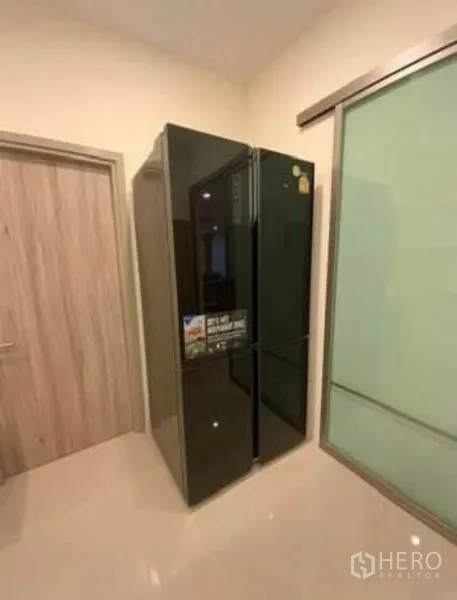 独立式住宅 出租 - 储物间的大型黑色对开门冰箱。
