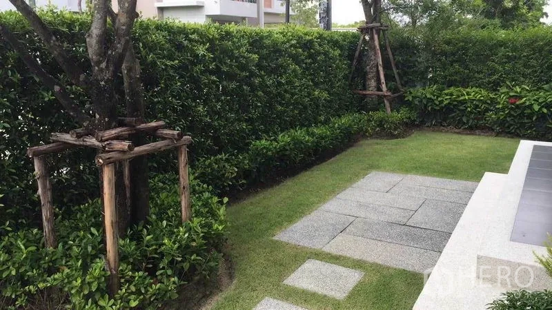 บ้าน ขายในPak Kret, Nonthaburi - สวนส่วนตัวจัดแต่ง พุ่มไม้ ต้นไม้ และทางเดินแผ่นหิน