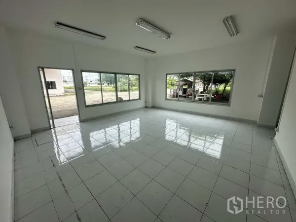 Warehouse for rent in Phra Nakhon Si Ayutthaya - Spacious office with large windows bringing natural light and views of the yard.
