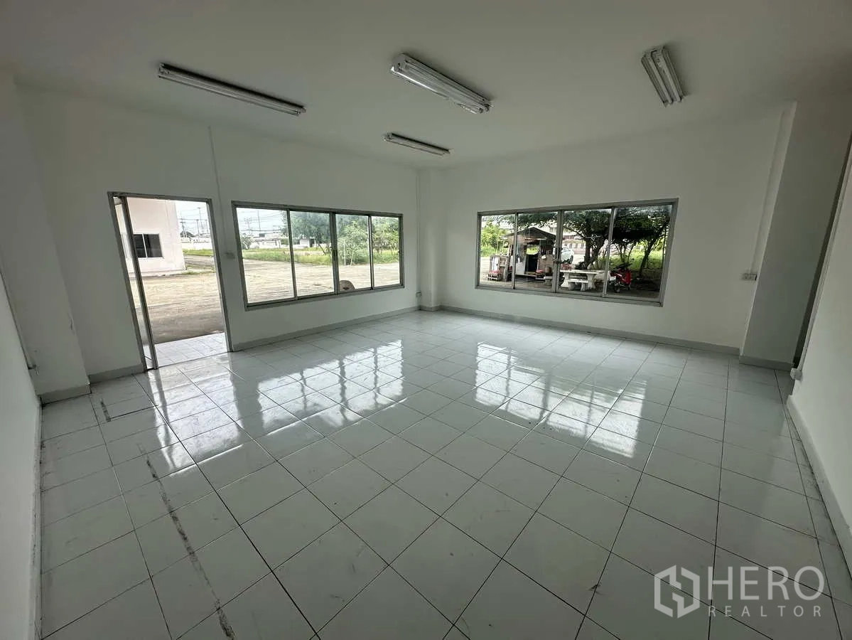 Warehouse for rent in Phra Nakhon Si Ayutthaya - Spacious office with large windows bringing natural light and views of the yard.