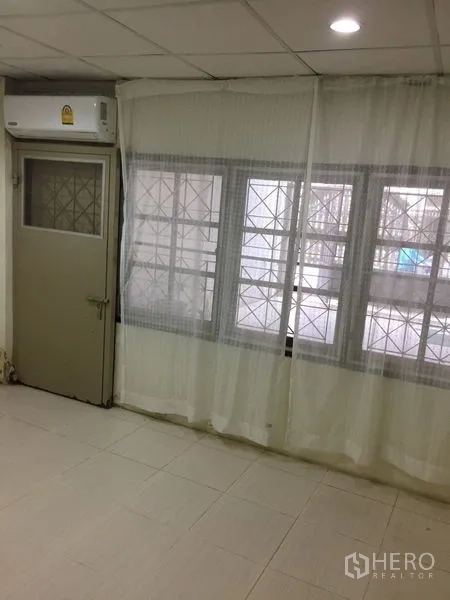 联排别墅 出租在Khlong Toei, Bangkok - 采光良好的多功能房，纱帘与壁挂空调
