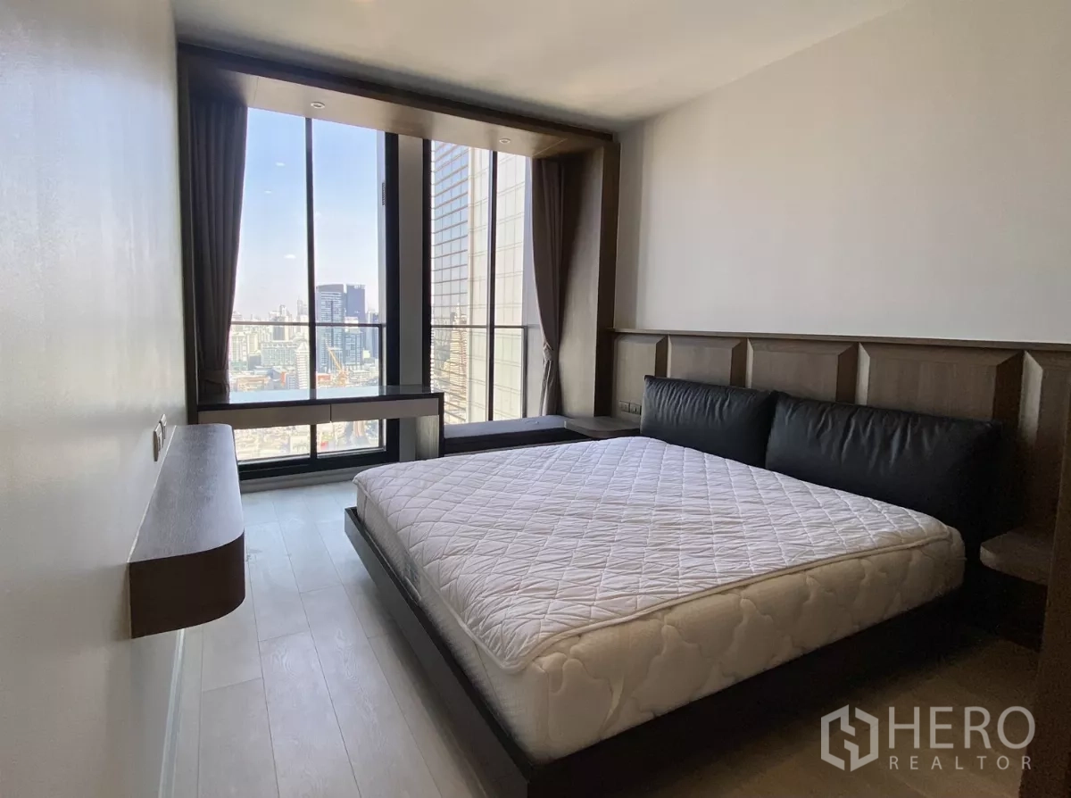 Condominium for sale in Pathum Wan, Bangkok - Bright bedroom with floor-to-ceiling windows and panoramic city skyline view at Noble Ploenchit.