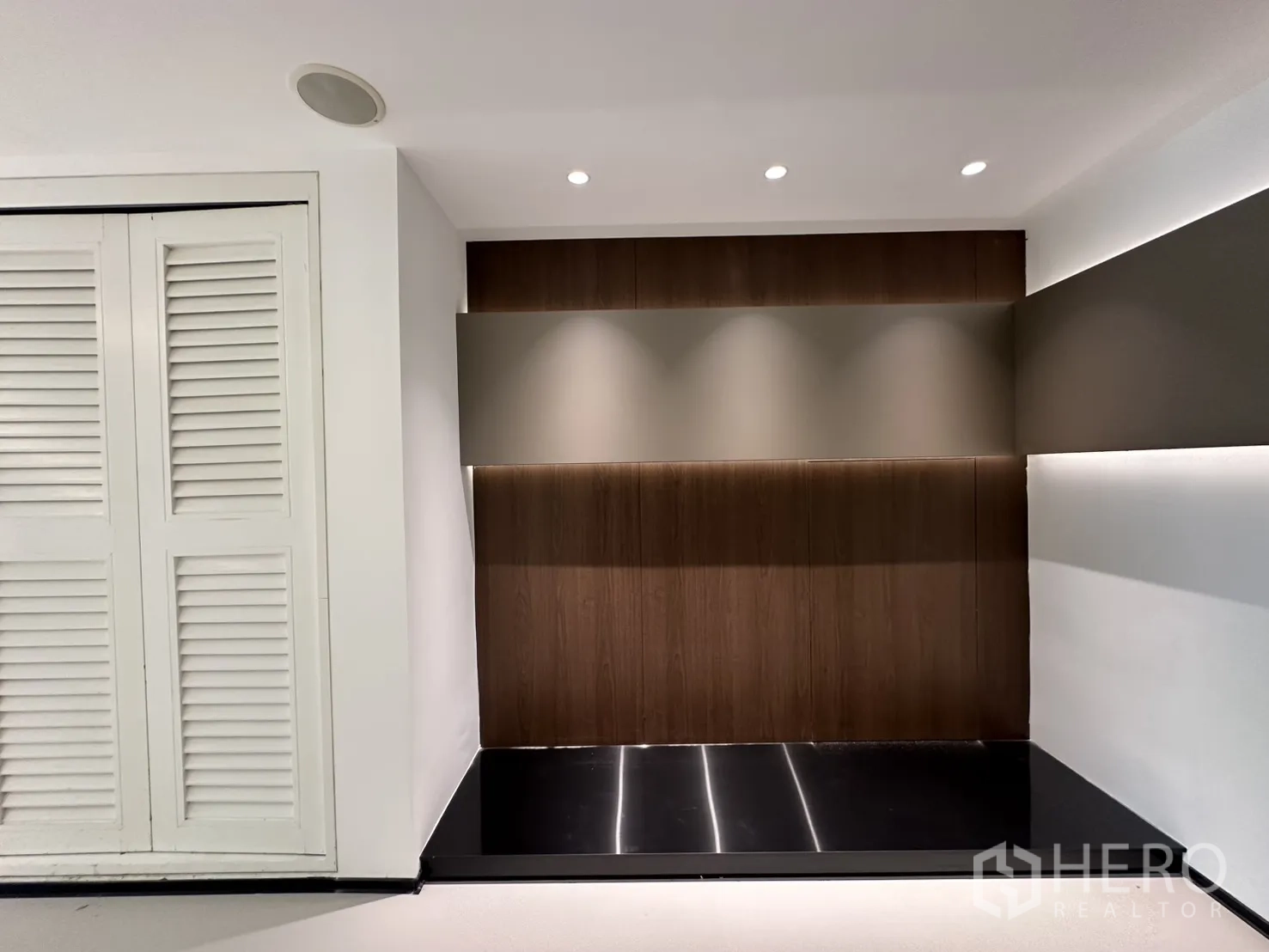 Office Space for rent in Din Daeng, Bangkok - Reception or display niche with wood accent wall and spotlights.