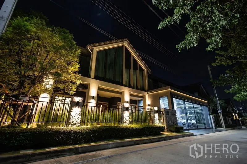 บ้าน ขายในPak Kret, Nonthaburi - ภาพภายนอกยามค่ำคืน ไฟสถาปัตย์อบอุ่น และโรงจอดรถกระจก