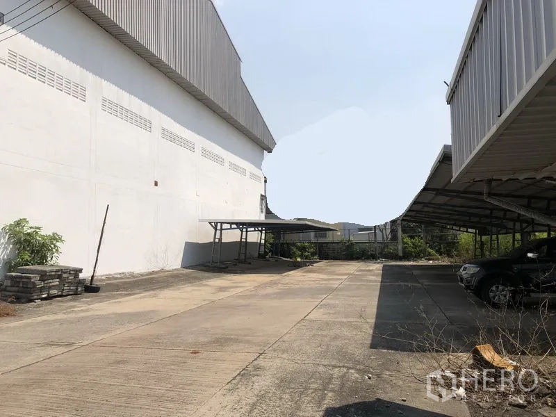 โรงงาน ให้เช่าในMueang Samut Prakan, Samut Prakan - ลานคอนกรีตกว้างระหว่างอาคารโรงงาน พร้อมที่จอดรถมีหลังคาและทางรถบรรทุกเข้าออกสะดวก
