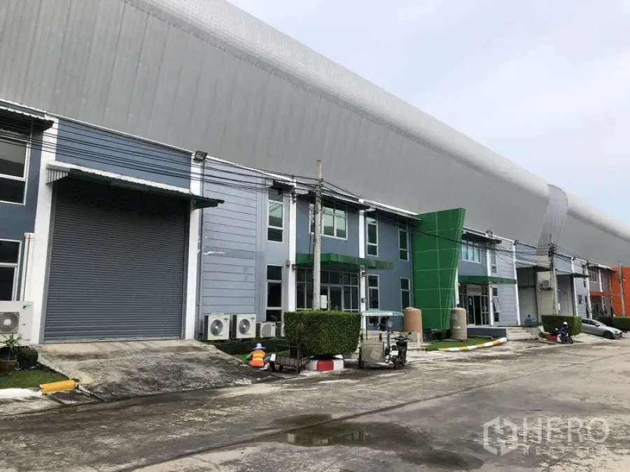 工厂 出租在Samut Prakan - 现代厂房一排，带卷闸门、办公立面与8米宽通道。
